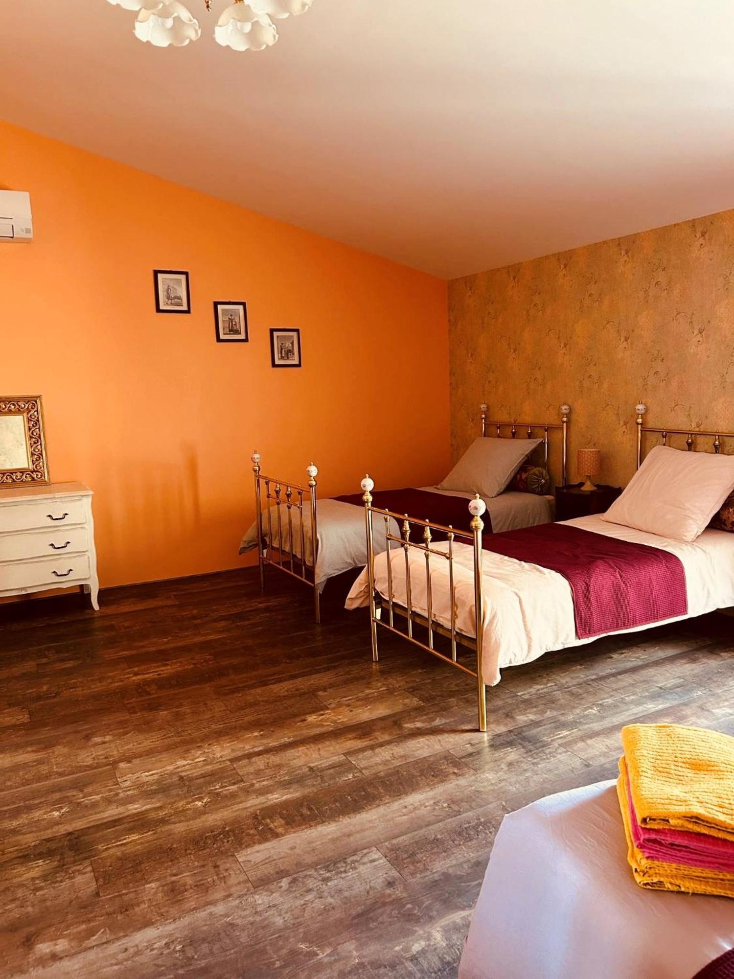 La Babayaga Bed & Breakfast Capestang Exterior photo